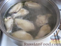 Фото приготовления рецепта: Солянка сборная с куриными крылышками - шаг №1
