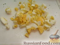 Фото приготовления рецепта: Салат с пикантными шампиньонами - шаг №5