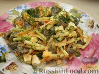 Фото приготовления рецепта: Салат с пикантными шампиньонами - шаг №10