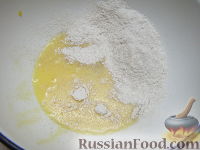 Фото приготовления рецепта: Морс из черной смородины с корицей - шаг №3