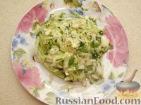 Фото к рецепту: Салат из капусты с кинзой и кунжутом