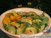 Фото к рецепту: Теплый салат из цуккини и морковки