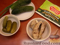 Фото приготовления рецепта: Простой салат с тунцом и огурцами - шаг №1