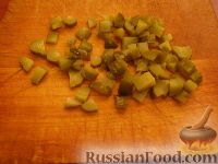 Фото приготовления рецепта: Простой салат с тунцом и огурцами - шаг №2