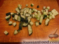 Фото приготовления рецепта: Простой салат с тунцом и огурцами - шаг №3