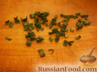 Фото приготовления рецепта: Простой салат с тунцом и огурцами - шаг №4