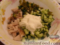 Фото приготовления рецепта: Простой салат с тунцом и огурцами - шаг №6
