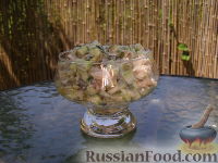 Фото приготовления рецепта: Простой салат с тунцом и огурцами - шаг №7