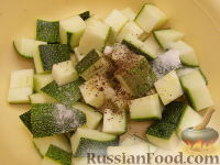 Фото приготовления рецепта: Овощное соте с шампиньонами и сыром (в микроволновке) - шаг №2