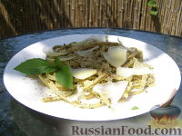 Фото к рецепту: Домашняя паста с базиликом, орехами и пармезаном