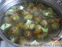 Фото приготовления рецепта: Суп куриный с брокколи - шаг №9