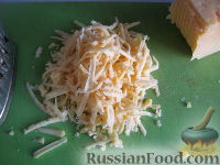 Фото приготовления рецепта: Заливной пирог на оливковом масле, с сыром, колбасой и помидорами - шаг №15