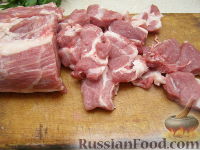 Фото приготовления рецепта: Шашлык из свинины с чесноком в луково-горчичном маринаде - шаг №7