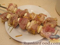 Фото приготовления рецепта: Шашлык из свинины с чесноком в луково-горчичном маринаде - шаг №9