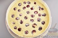 Фото приготовления рецепта: Пирог на кефире, с черешней и шоколадом - шаг №10