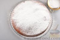 Фото приготовления рецепта: Пирог на кефире, с черешней и шоколадом - шаг №11