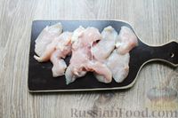 Фото приготовления рецепта: Кабачки, запечённые с куриным филе, в томатно-сметанном соусе - шаг №2