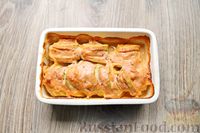Фото приготовления рецепта: Кабачки, запечённые с куриным филе, в томатно-сметанном соусе - шаг №10