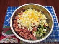 Фото приготовления рецепта: Холодник на кефире, со свёклой и колбасой - шаг №8
