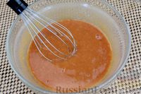 Фото приготовления рецепта: Закусочный омлетный торт с томатной пастой, шпинатом и сыром - шаг №4
