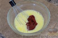 Фото приготовления рецепта: Закусочный омлетный торт с томатной пастой, шпинатом и сыром - шаг №3