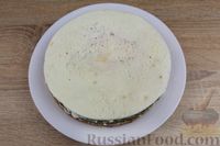 Фото приготовления рецепта: Закусочный омлетный торт с томатной пастой, шпинатом и сыром - шаг №23