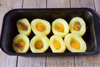 Фото приготовления рецепта: Молодая картошка, запечённая с перепелиными яйцами и сыром - шаг №5