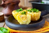 Фото приготовления рецепта: Молодая картошка, запечённая с перепелиными яйцами и сыром - шаг №9
