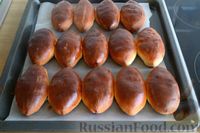 Фото приготовления рецепта: Дрожжевые пирожки с вишней - шаг №16