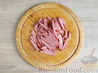 Фото приготовления рецепта: Салат с капустой, огурцами, колбасой и болгарским перцем - шаг №3