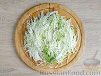 Фото приготовления рецепта: Салат с капустой, огурцами, колбасой и болгарским перцем - шаг №4