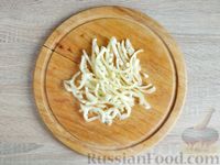 Фото приготовления рецепта: Салат с капустой, огурцами, колбасой и болгарским перцем - шаг №5