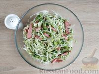 Фото приготовления рецепта: Салат с капустой, огурцами, колбасой и болгарским перцем - шаг №8