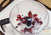 Фото приготовления рецепта: Молочный коктейль с клубникой и мёдом - шаг №5
