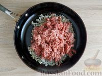 Фото приготовления рецепта: Баклажаны с мясным фаршем, сладким перцем и помидорами - шаг №4