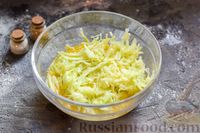 Фото приготовления рецепта: Маффины из кабачков, с помидорами и сырной начинкой - шаг №5