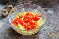 Фото приготовления рецепта: Маффины из кабачков, с помидорами и сырной начинкой - шаг №6