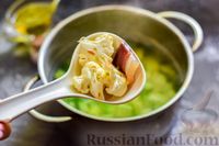 Фото приготовления рецепта: Суп с кабачком, цветной капустой, пастой орзо и беконом - шаг №7