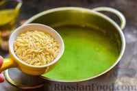 Фото приготовления рецепта: Суп с кабачком, цветной капустой, пастой орзо и беконом - шаг №9