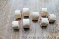 Фото приготовления рецепта: Слоёные рулетики с колбасой, сыром, помидором и укропом - шаг №9