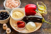 Фото приготовления рецепта: Куриные фрикадельки, тушенные с баклажанами, болгарским перцем и маслинами - шаг №1
