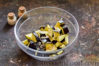 Фото приготовления рецепта: Куриные фрикадельки, тушенные с баклажанами, болгарским перцем и маслинами - шаг №2