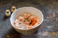 Фото приготовления рецепта: Куриные фрикадельки, тушенные с баклажанами, болгарским перцем и маслинами - шаг №3