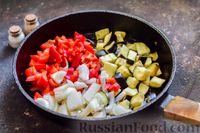 Фото приготовления рецепта: Куриные фрикадельки, тушенные с баклажанами, болгарским перцем и маслинами - шаг №9