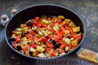 Фото приготовления рецепта: Куриные фрикадельки, тушенные с баклажанами, болгарским перцем и маслинами - шаг №10