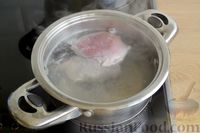 Фото приготовления рецепта: Окрошка на квасе, со свининой, колбасой и базиликом - шаг №2