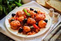 Фото приготовления рецепта: Куриные фрикадельки, тушенные с баклажанами, болгарским перцем и маслинами - шаг №15