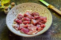 Фото приготовления рецепта: Свинина, тушенная с вишней - шаг №2