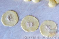 Фото приготовления рецепта: Дрожжевые пирожки с вишней и грецкими орехами - шаг №15