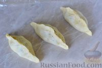 Фото приготовления рецепта: Дрожжевые пирожки с вишней и грецкими орехами - шаг №17